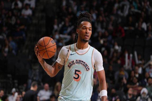 包含魔术惊艳全场，状态爆棚助攻爆棚，黄蜂逆转取胜！的词条